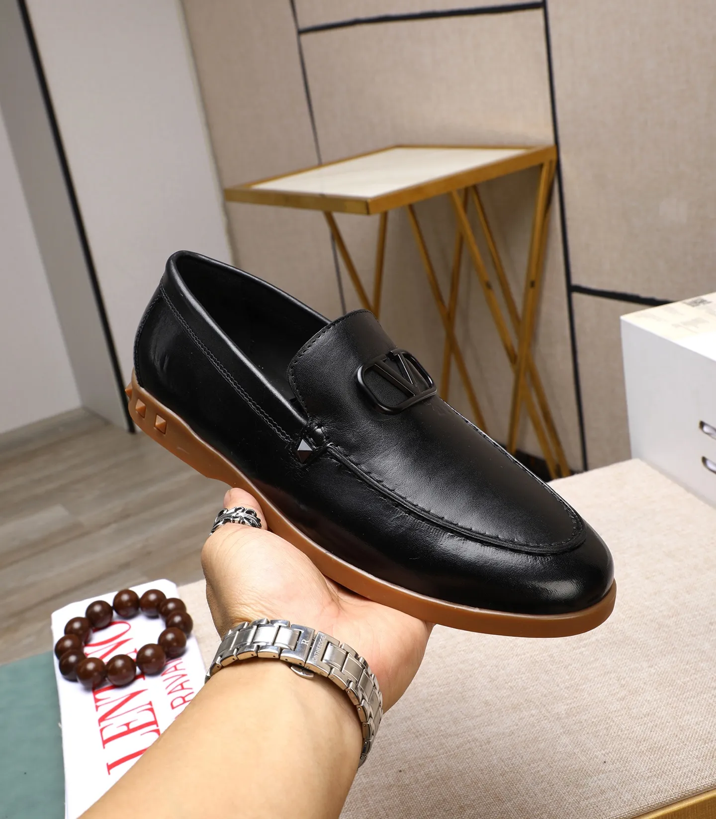 Men's shoes 💰520 [Valentino-Valentino] High-quality boutique men's shoes. The same style as the celebrities, original and authentic.✅ Made of imported cowhide + original apricot cowhide lining. The French luxury model is priced at 14,080 Swiss francs. It is also a Paris Fashion Week catwalk model. A brand can be deeply rooted in your heart, and a pair of shoes can make you linger. What you wear is not only noble, but also an aura. 👻Standard 38-45